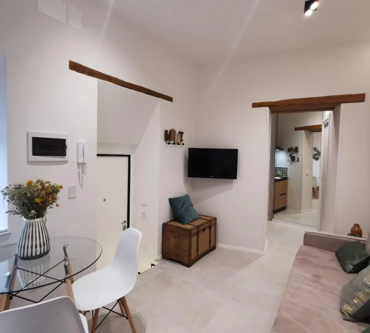 Via Vittorio Emanuele Apt Palermo 0*,
